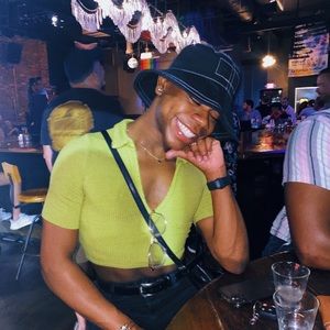 Meet your Posher, Dee